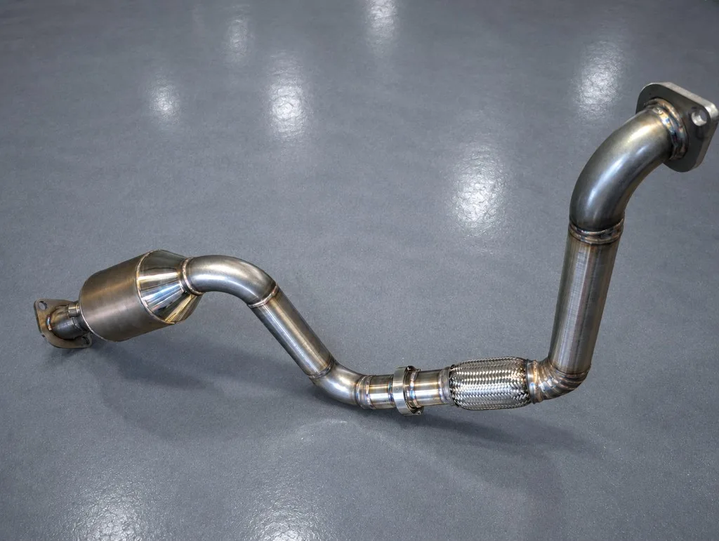 Custom RVS downpipe met race-cat voor Land Rover Defender EcoBoost-ombouw