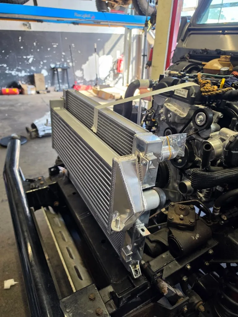 Vooraanzicht op-maat koelerpakket gemonteerd in Defender-chassis