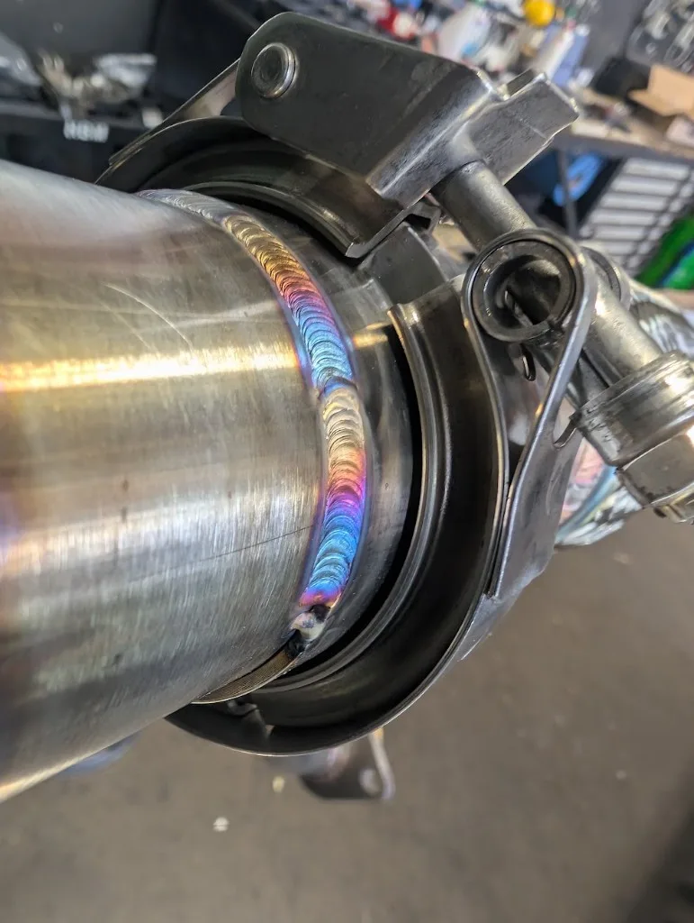 Detail TIG-laswerk en V-band aansluiting op Defender downpipe