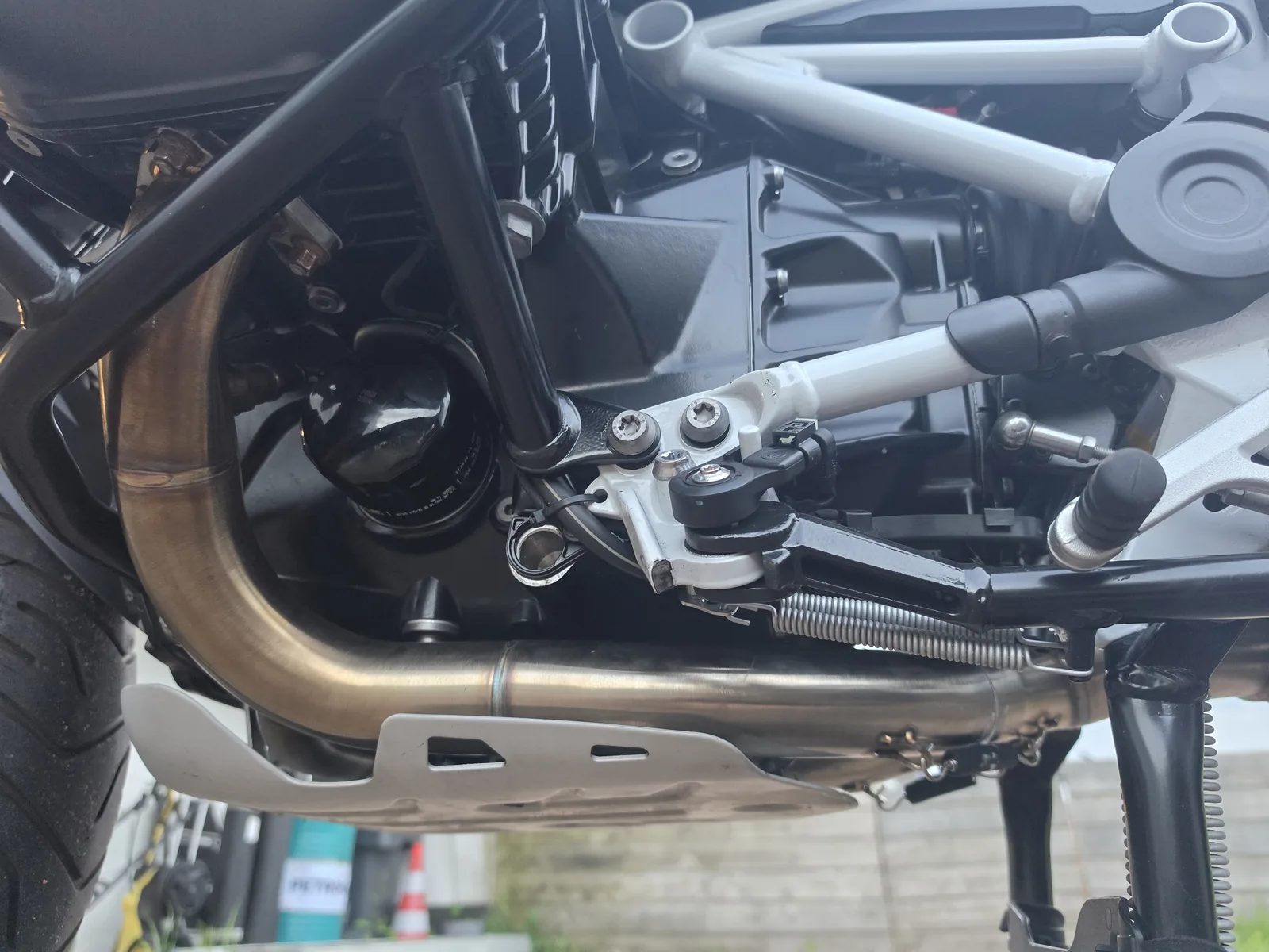 Zijaanzicht Decat header en RED9-klep onder BMW GS1250 Adventure
