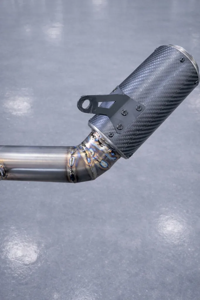 Detail titanium buis naar carbon demper met TIG-lasnaden